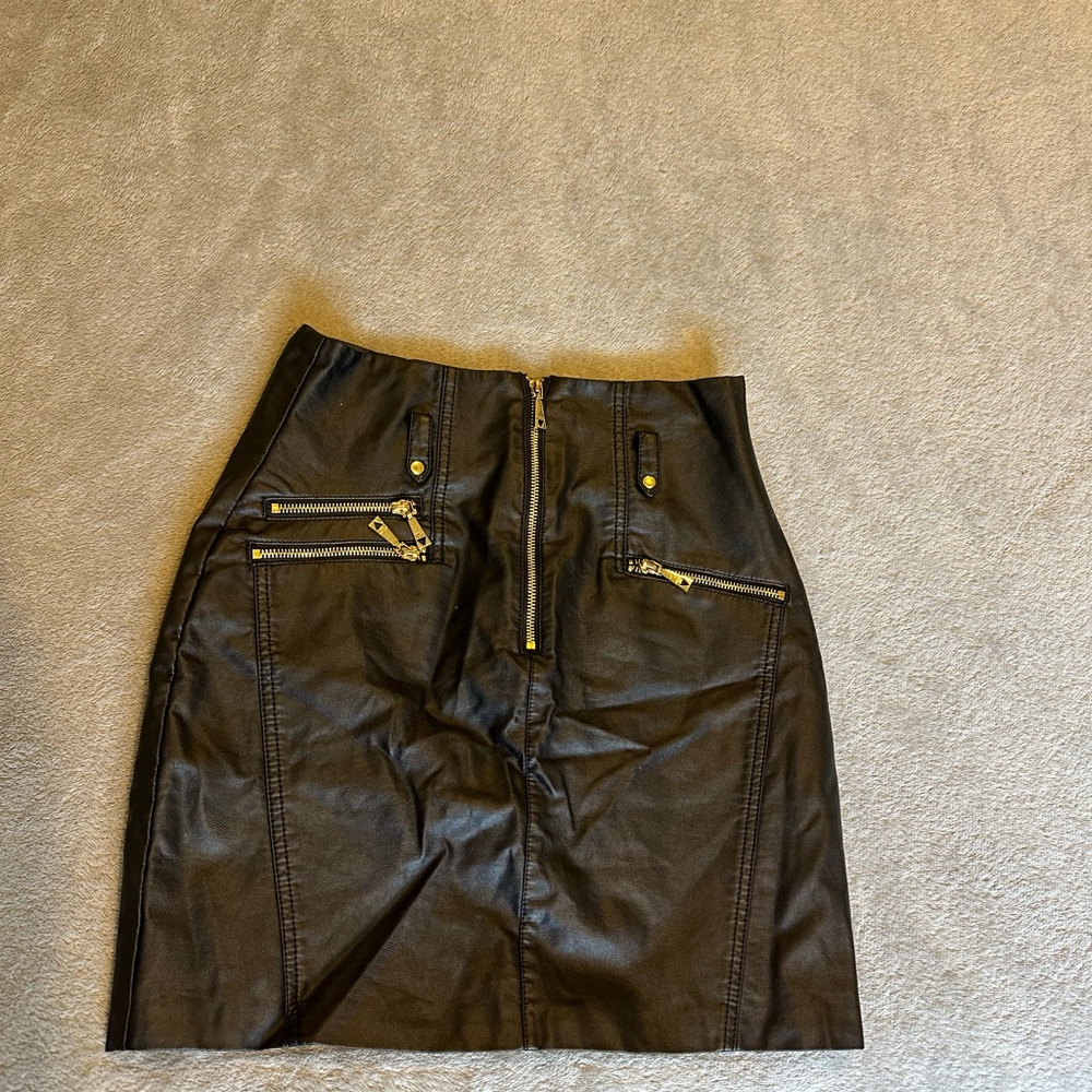 Elegant Black Zippered Skirt